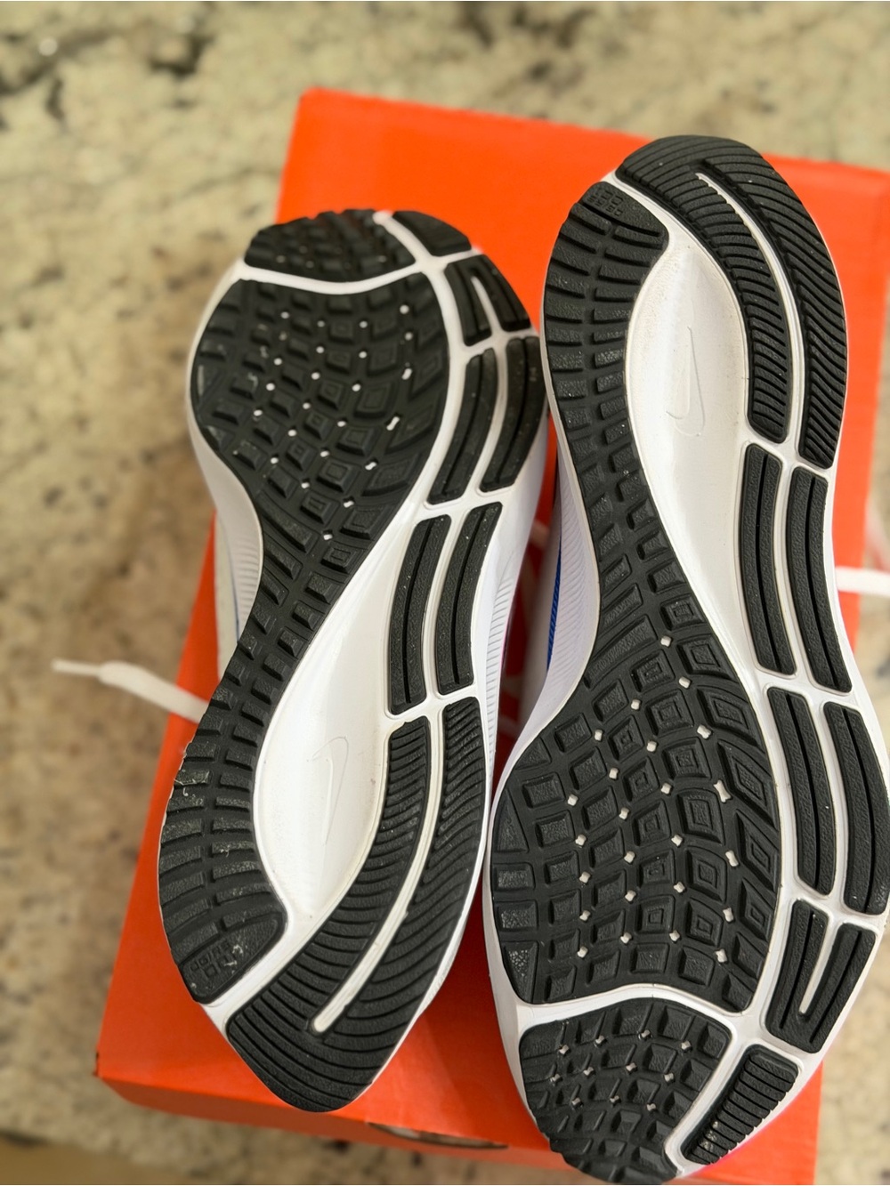 Nike Women’s White Air Zoom Pegasus 37 Running Shoes size 8.5 like new with box - Picture 5 of 6